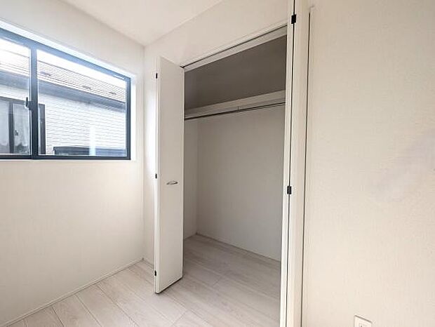 使い勝手の良いクローゼットを完備。衣類や小物をスッキリ収納でき、お部屋を広く快適にお使いいただけます!