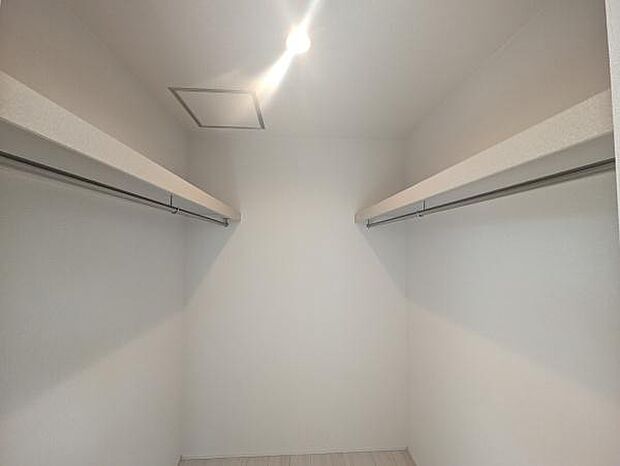 主寝室にはウォークインクローゼットがございます♪