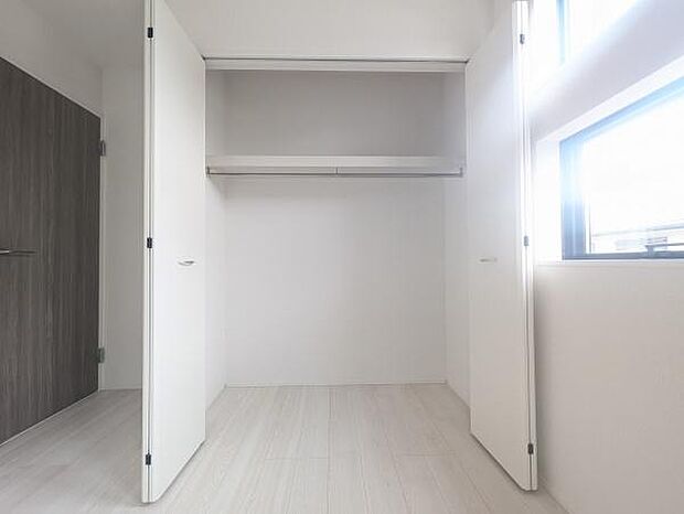 各洋室にクローゼットを設置しています。