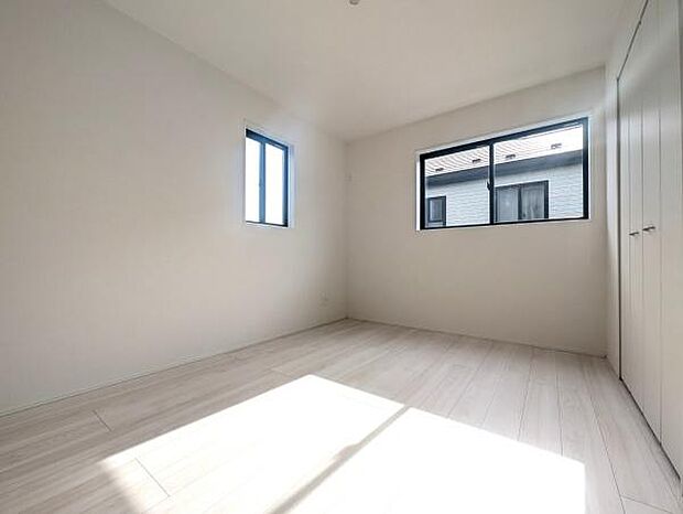 2階6帖の洋室です。二面採光となっております。