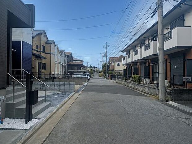 前面道路は約6m。車通りも多くないため落ち着いて駐車できます!