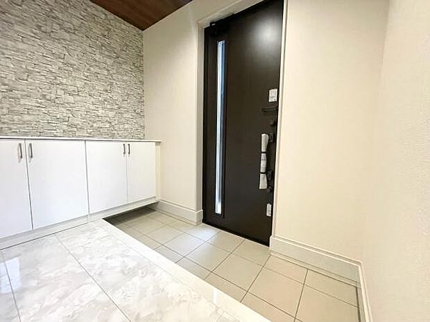 広めのエントランスは大理石調の床となっており、高級感あふれるデザインです。