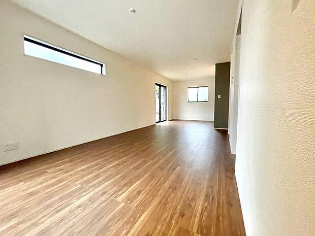 19.75帖のLDK。三方向からの採光により、自然の光での生活も可能です。また、シンプルで無駄のない空間設計が、家具のレイアウトの自由度を高めています。