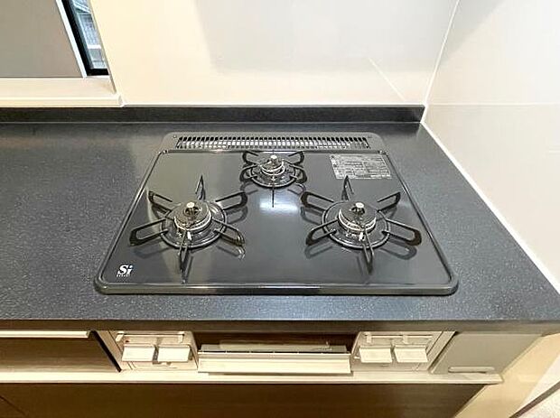 三口コンロを採用し、複数の料理を同時に進められる快適なキッチンスペース。忙しい毎日もスムーズに調理ができ、家族との時間をゆっくり楽しめます。