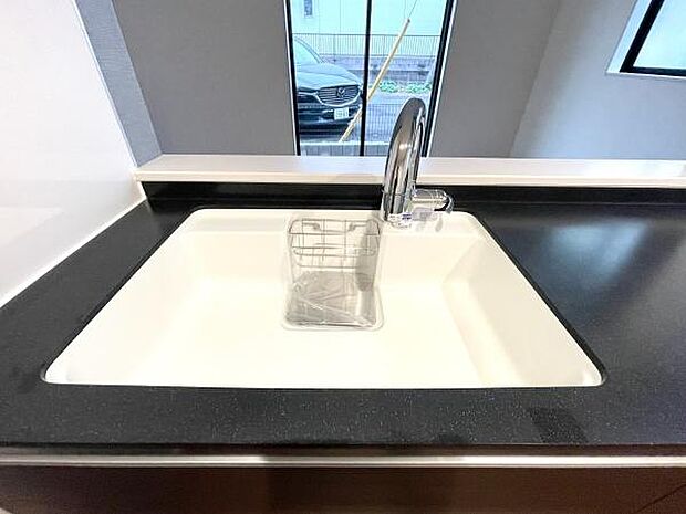 広々としたシンクで、大きな鍋やフライパンもラクに洗える使い勝手の良い設計。お手入れのしやすい素材で、いつでも清潔に保てます。