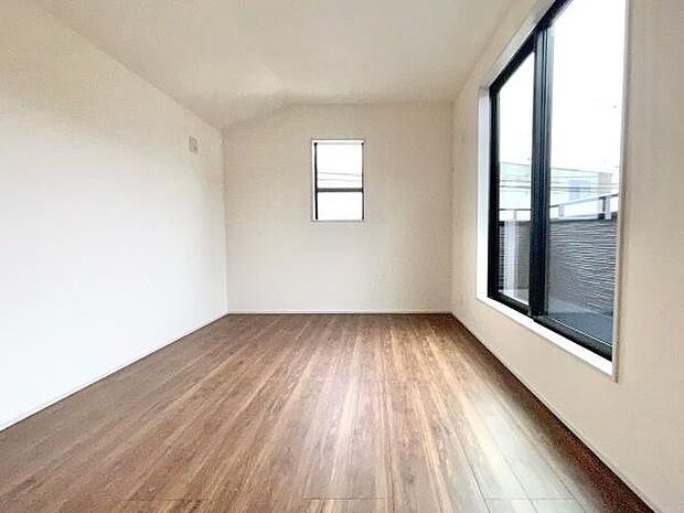 7帖の洋室は主寝室として使いやすい空間。2つめのバルコニーに面しており、明るい日差しを取り入れた毎日を送る事ができます。