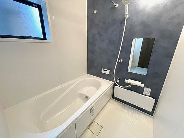 広々とした浴槽と洗い場は、1日の疲れを癒すのにピッタリ!お子様が小さいうちは、ご一緒のバスタイムもゆったり楽しんで頂けます。