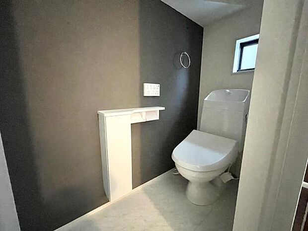 トイレと洗面所が続きになっている間取りで、家事や身支度の動線がスムーズ。お子様の手洗い習慣づけにも便利で、衛生面でも安心です。