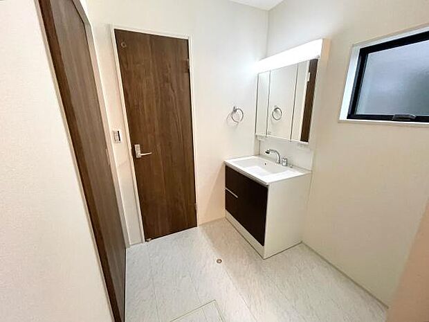 明るく広々とした洗面所は、お子様と並んで使うときもゆったり。小窓付きで換気もしやすく、いつでも清潔に保てます。