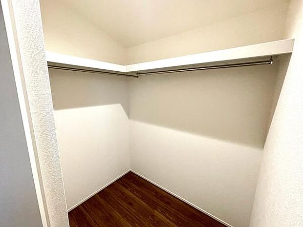 広々としたウォークインクローゼットは、お洋服だけでなくスーツケースなどの収納にもぴったり!毎日のコーディネートを選ぶことが、更に楽しくなります。