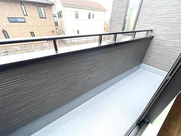 二面バルコニーのため、別々の眺望を楽しむ事ができます。また、通風・採光に優れており、夏場の風通しが更に良くなります。