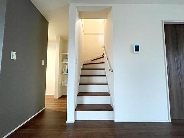 リビングを通って2階へ上がる動線で、家族の会話が自然に増える間取り。「おかえり」「ただいま」が交わせる、あたたかい住まいです。