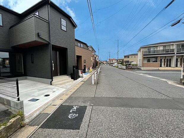 前面道路は約5m。車通りも多くないため落ち着いて駐車ができます!