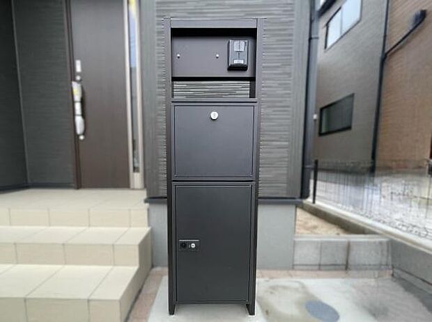 モニター付きインターホンが備わった門柱は、外観との印象がマッチするカラーで、安心の宅配ボックス付きです。