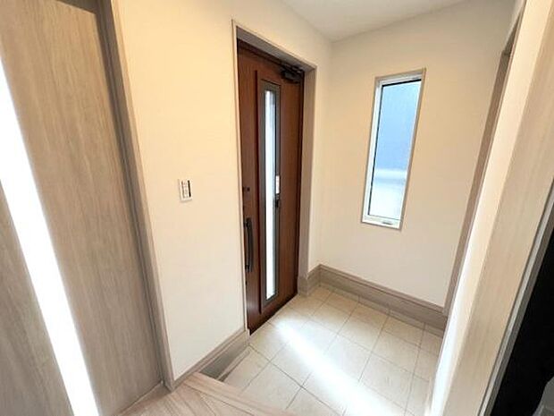 白を基調とした清潔感のある玄関空間です。収納も十分確保されておりますので大家族でも困りませんね！玄関横にはシューズインクローゼットも備わっていますので収納には困りませんね！