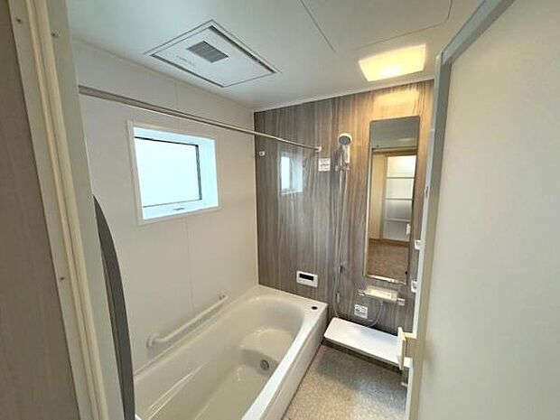 広々とした浴槽で、ゆっくりリラックス！追い炊き機能や浴室乾燥機など日々の暮らしを快適にする設備も充実しております！