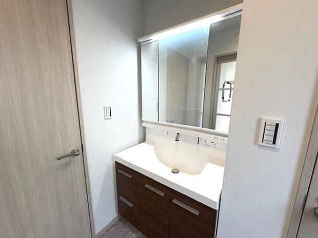 3面鏡付き洗面台！鏡裏には収納がございますので散らかりがちな洗面まわりもスッキリ！3面鏡ですのでヘアメイクの仕上がりを様々な角度で確認できます！