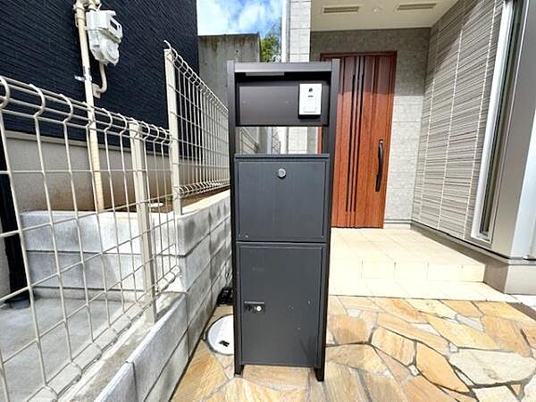 スタイリッシュなデザインのポストを設置！郵便物の取り出しも簡単で使いやすさにもこだわったポストです！
