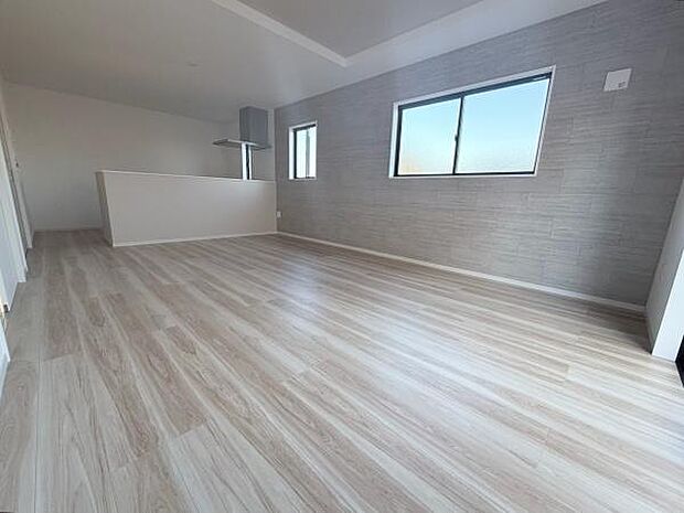 アクセントカラーが魅力のリビングは広々空間で、家族団欒の空間作りが可能です。