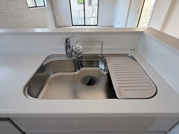広々シンクで洗い物もラクラク。水切りボード付きで、洗い物の一時仮置きなど幅広くお使いいただけます♪