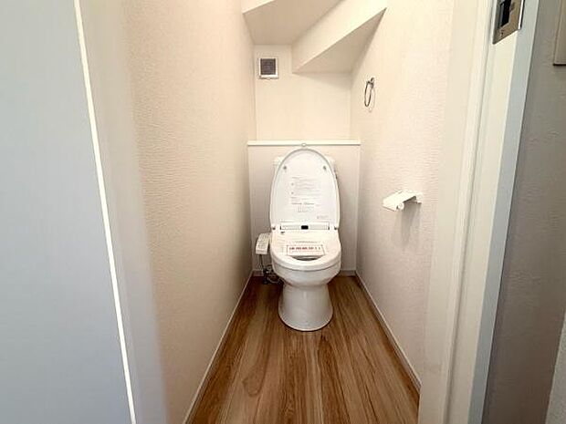 1階トイレ。2階にもトイレがございますので朝の忙しい時間帯でも安心です！