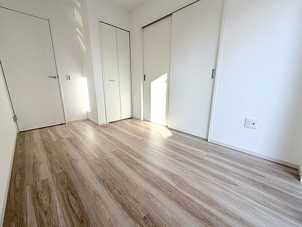 4.6帖の洋室はリビングに隣接しており、扉を開ければ広々とした空間として一体利用も可能です!お子様の遊び部屋や客間、在宅ワークにピッタリなお部屋になっています!