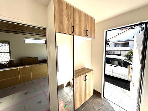 お出かけ前の身だしなみチェックもできる姿見付きのシューズボックスです！