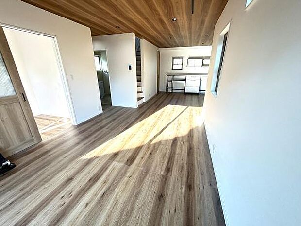 19.2帖のLDK。日の光が暖かくさしこみます♪