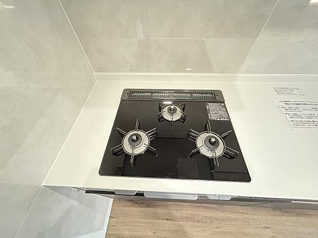 三口コンロを採用し、複数の料理を同時に進められる快適なキッチンスペース。日々のお料理タイムもスムーズに調理ができ、ご家族との時間をゆっくり楽しめます。