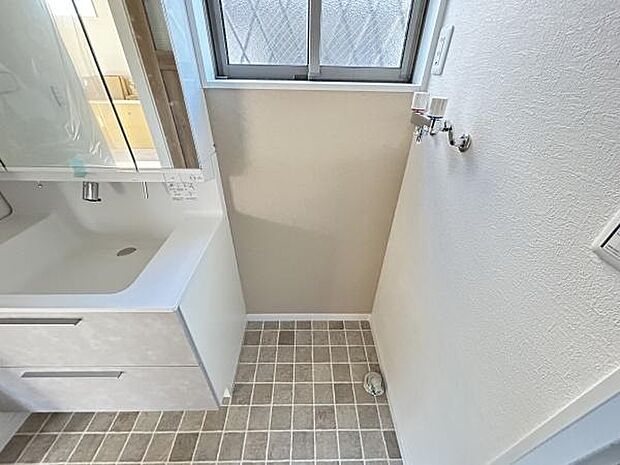 ワンタッチ水栓付きの洗濯機置き場です♪