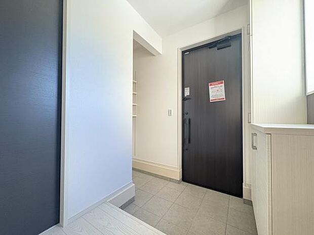 すっきりとしたデザインの玄関です♪シューズボックスも備わっていますので収納には困りませんね！