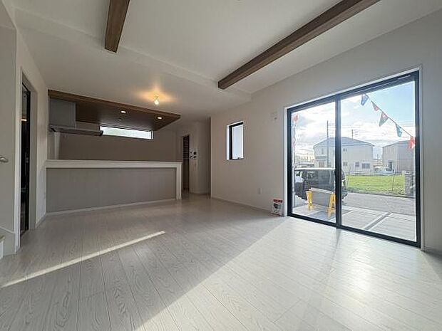 18.5帖のLDK。日の光が暖かくさしこみます♪