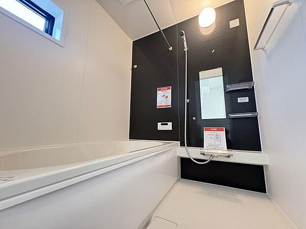 1日の疲れをゆったりと癒してくれるバスルームは、温かみのある空間です。浴槽は足を伸ばしてくつろいで頂くことができます！