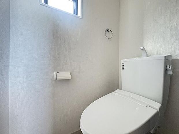 1階トイレ。2階にもトイレがございますので朝の忙しい時間帯でも安心です！