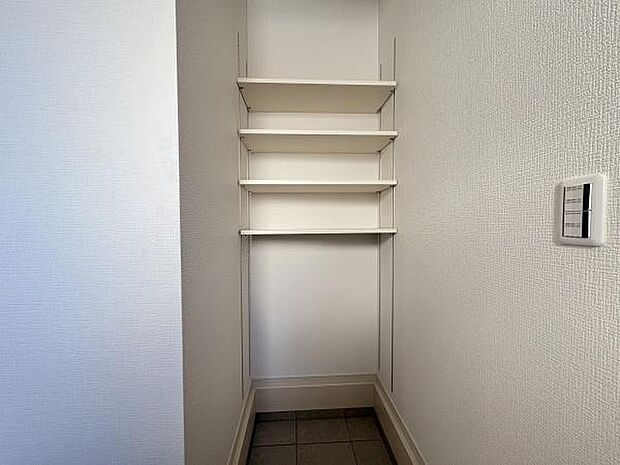 ゆとりあるシューズインクローゼット。家族のライフスタイルに合わせて使い分けができる便利なスペースです！
