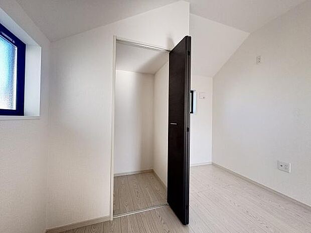 使い勝手の良いクローゼットを完備。衣類や小物をスッキリ収納でき、お部屋を広く快適にお使いいただけます！