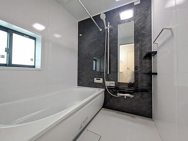 広々とした浴槽と洗い場は、1日の疲れを癒すのにピッタリ！お子様が小さいうちは、ご一緒のバスタイムもゆったり楽しんで頂けます。