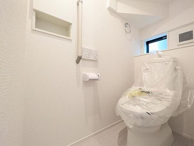 1階トイレ。2階にもトイレがございますので朝の忙しい時間帯でも安心です！