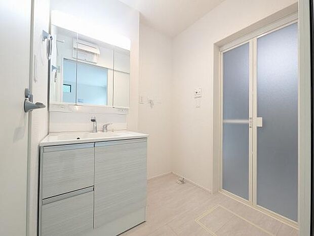 広々とした洗面所は、身支度に嬉しい3面鏡付きの化粧台を完備しており、ヘアメイクの仕上がりチェックもラクラク♪三面鏡内は収納があり、化粧水などの細々したアイテムの収納にピッタリ！