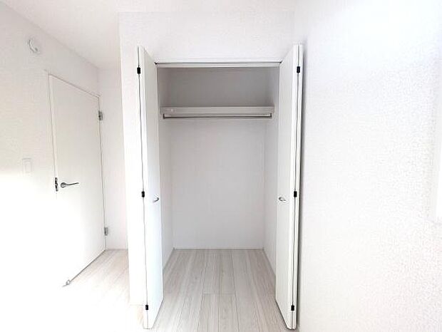 明るい内装が魅力のクローゼットは、棚とハンガーパイプ付きで収納力も十分。衣類や小物をスッキリ整理できお部屋を広くお使いいただけます！