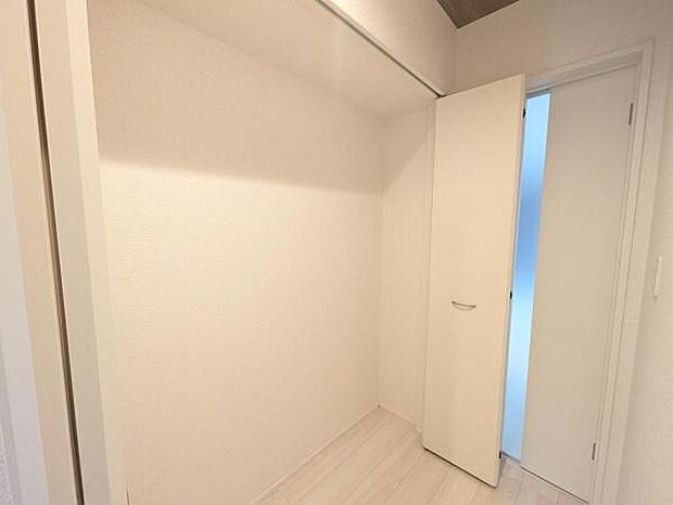 玄関からリビングまでの導線には別で収納もございます♪