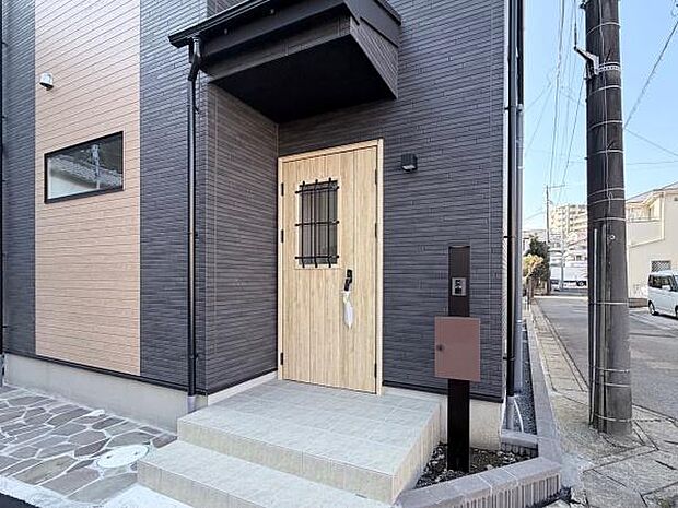 モニター付きインターフォンを完備した門柱は、外観によく馴染みウッド調の玄関ドアは、家族の帰宅を温かく出迎えてくれます☆