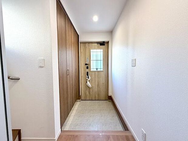 広々とした玄関は、外からの日差しを取り入れた明るい空間です。