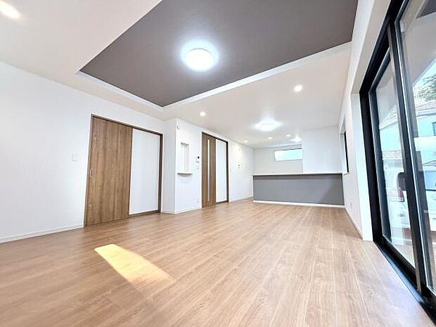 20.43帖のLDKは、折り上げ天井を採用しており開放的かつトレンド感のある空間です。ご家族皆様であつまって家族団欒の時間をゆったりとお過ごしいただけます。