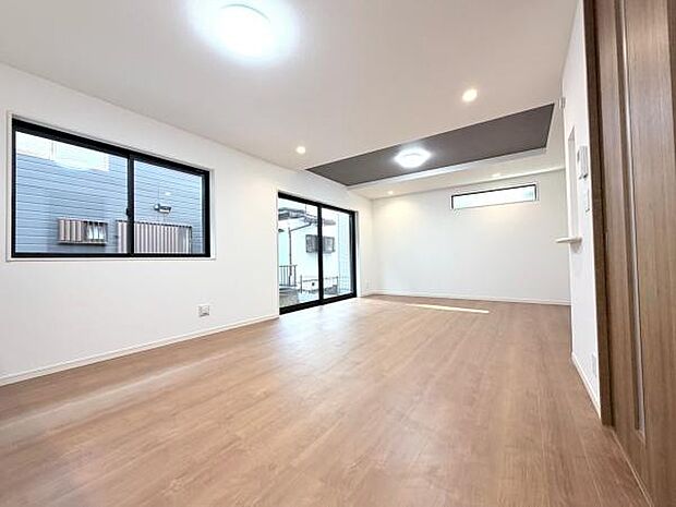 別角度から撮影したLDK。大きな窓からは明るい自然光を取り入れた生活が叶い、夜間や外出時の防犯面も安心のシャッターを完備しております。