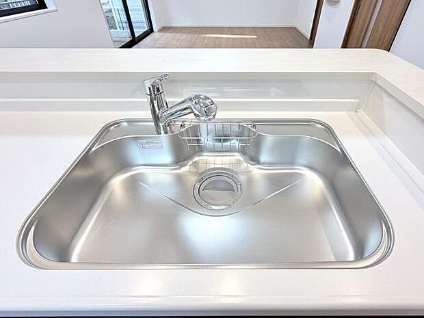 広々としたシンクで、大きな鍋やフライパンもラクに洗える使い勝手の良い設計。お手入れのしやすい素材で、いつでも清潔に保てます。