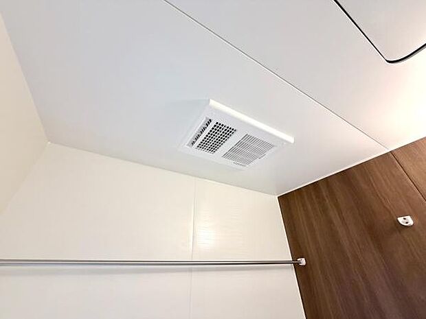 「浴室乾燥機」があれば、浴室をいつでもカラっとした状態にできます。雨の日の洗濯物干しにも使えます。