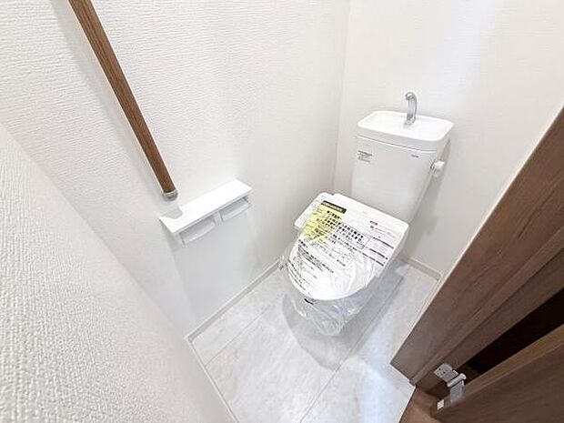 1階トイレ。玄関ホール前に設置されているので、お子様のお出かけ前のルーティン化も楽々です♪