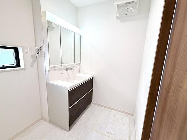 白を基調とした清潔感のある空間♪ゆとりのある洗面スペースは朝の身支度も捗ります。3面鏡裏には細々としたスキンケア用品の収納ができ、綺麗な空間づくりが出来ます。