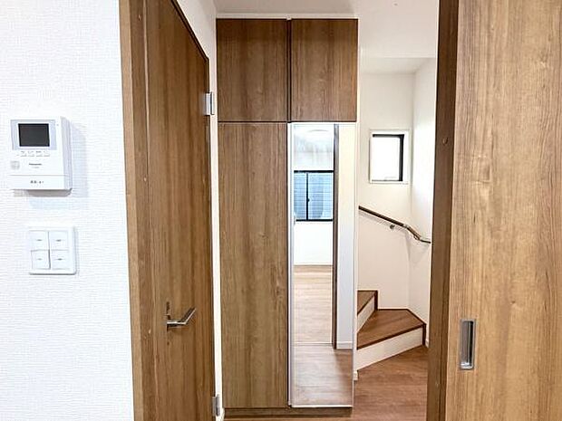 玄関ホールには姿見付きのシューズクローゼットがあり、お出かけ前のコーディネートチェックに便利♪靴の片付けが習慣化でき、スッキリとした玄関を保つことが出来ます。